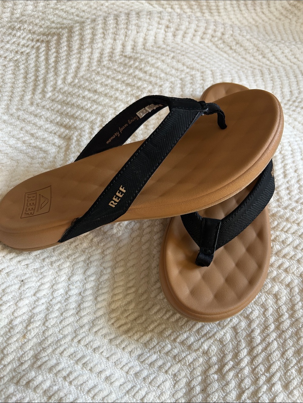 Reef women’s Tan Footbed Sandals with Black Straps